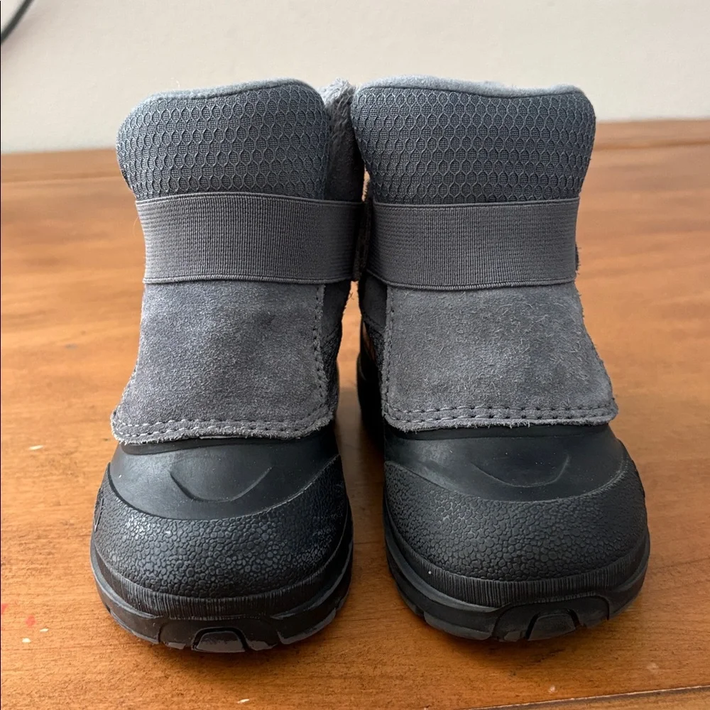 The North Face Alpenglow ll Kids Gray and Black Snow Boots Size 9